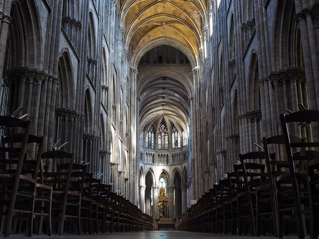 Une vue imprenable sur l'intérieur de la cathédrale de Rouen, qui met en valeur l'architecture gothique.