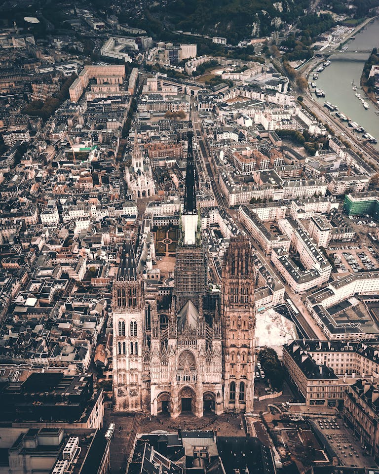 Superbe vue aérienne de la cathédrale historique de Rouen, en Normandie (France), avec le paysage urbain environnant.