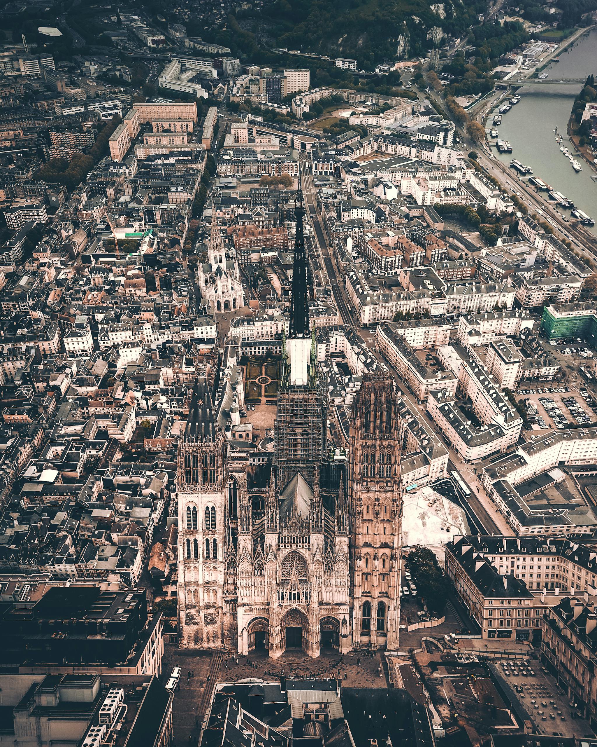 Superbe vue aérienne de la cathédrale historique de Rouen, en Normandie (France), avec le paysage urbain environnant.